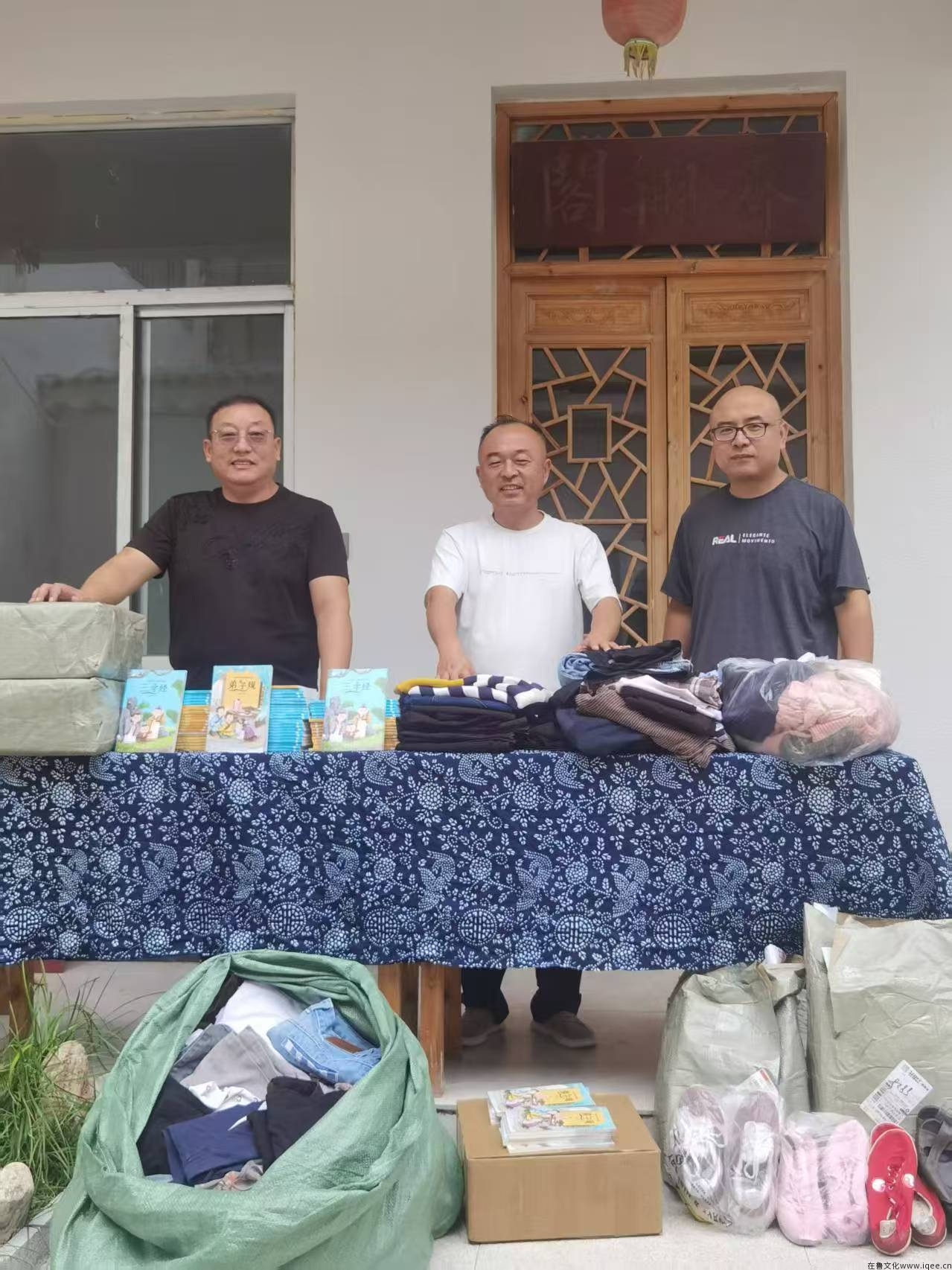 在鲁书院向非洲儿童捐赠衣物鞋子书藉